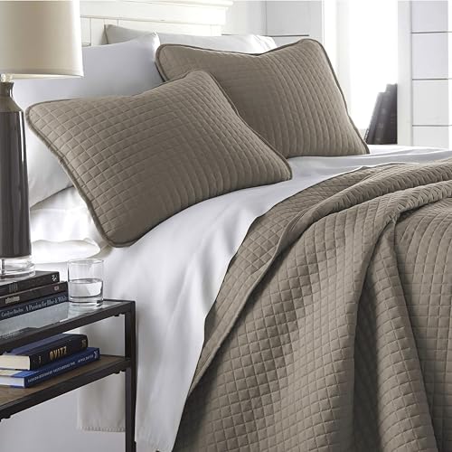 Southshore Fine Living, Inc. Quilts, Full/Queen Size Quilt Bedding Set, Easy Care Stain & Pet Hair Resistant Bedding, Coverlet Queen Size/Full Size Bedspread with 2 Pillow Shams, Dark Taupe - Click to Buy